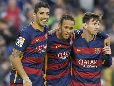 Striker Barcelona, Neymar Jr, bersama Lionel Messi dan Luis Suarez merayakan gol yang dicetaknya ke gawang Real Sociedad pada laga La Liga Spanyol di Stadion Camp Nou, Barcelona, Sabtu, (28/5/2015). (AFP/Lluis Gene)