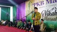 Ketua Umum PKB Muhaimin Iskandar memberi sambutan dalam acara nikah massal (Liputan6.com/Ahmad Romadoni)