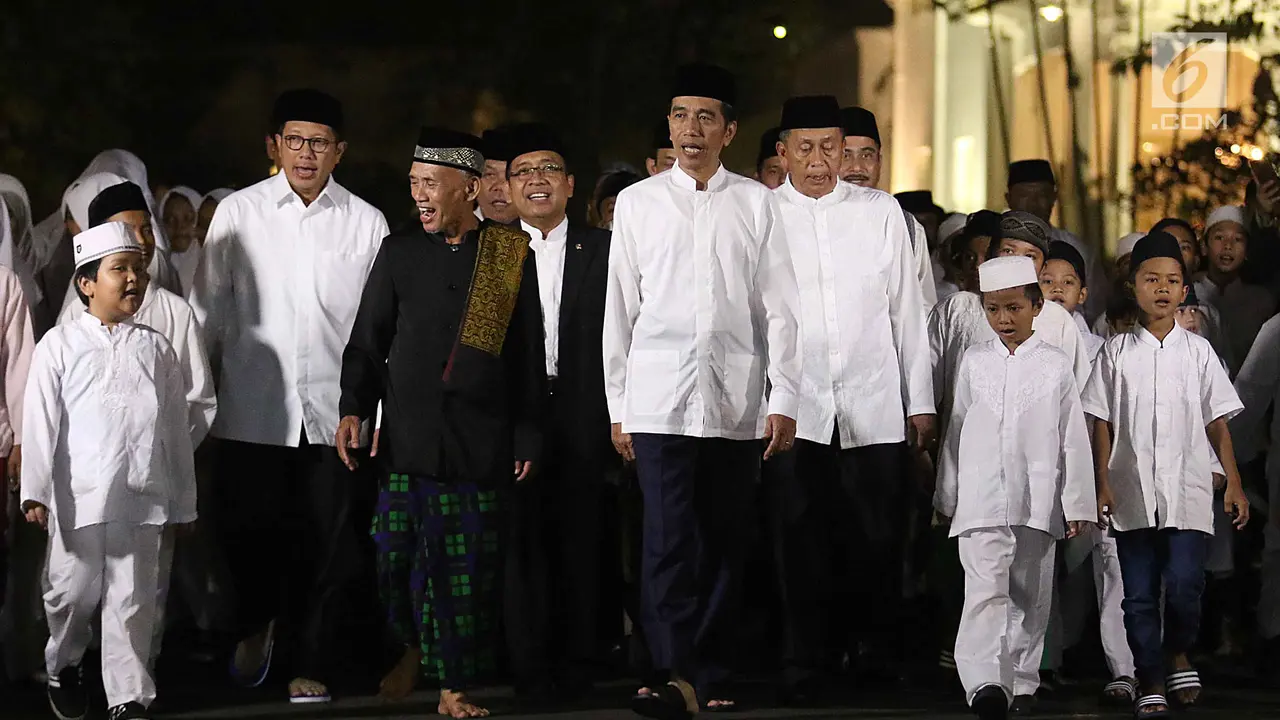 Presiden Jokowi Bersama Anak Yatim Menuju Masjid Istana Negara