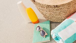 Kacamata hitam dengan fitur perlindungan UV akan membantu menjaga kesehatan mata. (Foto/Dok: freepik.com/awesomecontent)