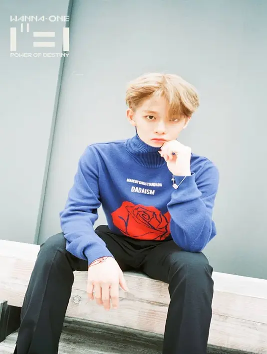Saat rilis album diakhir tahun 2018 lalu, Jinyoung kembali mengubah warna rambutnya menjadi blonde.  (Liputan6.com/Instagram/@wannaone.official)