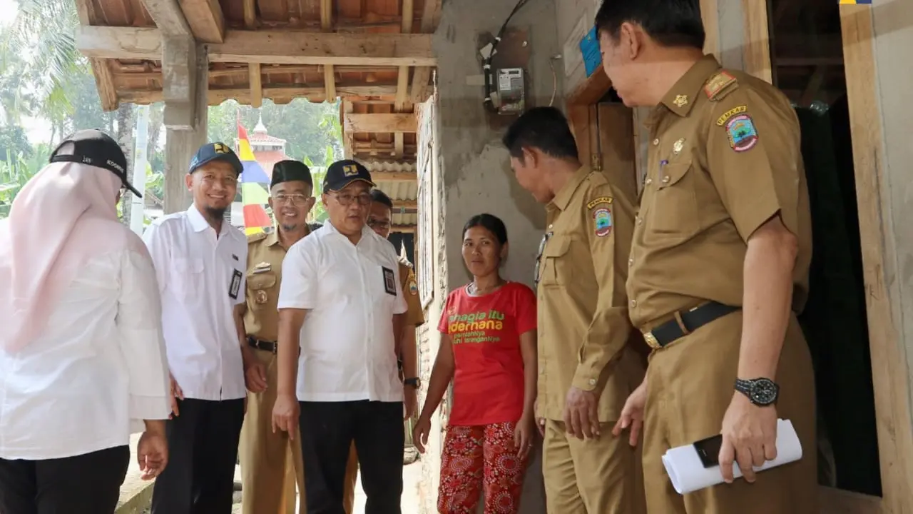 Kementerian Pekerjaan Umum dan Perumahan Rakyat (PUPR) memperbaiki rumah warga terdampak tsunami di Lampung. Dok Kementerian PUPR