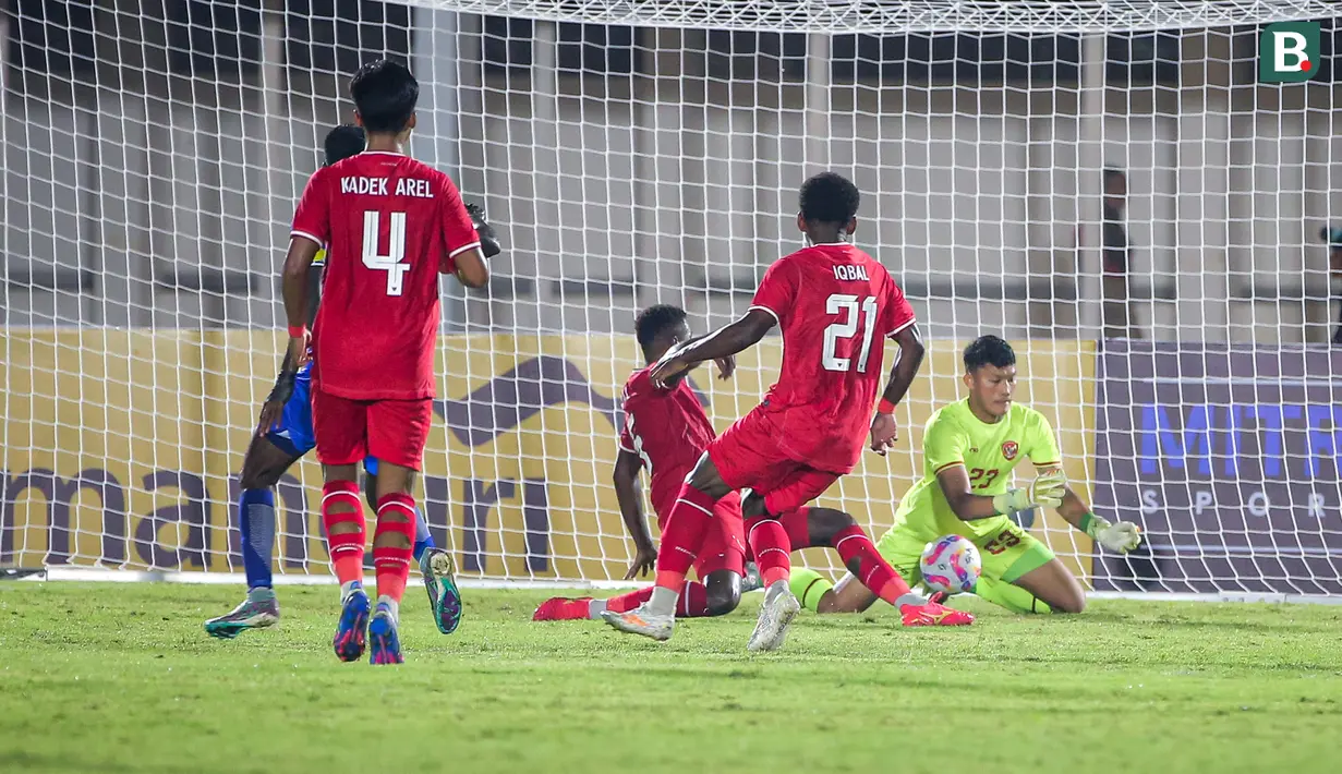 Kiper Timnas Indonesia, Ikram Al Giffari (kanan) mementahkan tendangan pemain Maladewa, Shanaan Rashaad pada laga Grup F Kualifikasi Piala Asia U-20 2024 di Stadion Madya, Senayan, Jakarta, Rabu (25/09/2024). (Bola.com/Bagaskara Lazuardi)