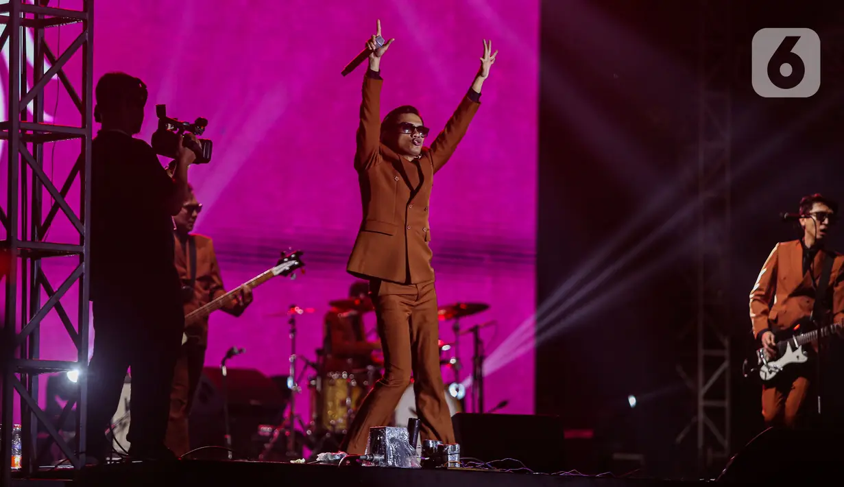 Penampilan The Changcuters saat Titik Kumpul Festival 2024 hari pertama digelar di Stadion Madya GBK, Jakarta, Sabtu (27/4/2024). (Liputan6.com/Angga Yuniar)