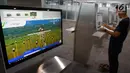 Calon penumpang mencetak tiket di terminal baru Bandara Internasional Ahmad Yani Semarang, Rabu (6/6). Terminal baru ini memiliki luas area 58.652 meter persegi, atau hampir sembilan kali lebih besar dibanding terminal bandara lama. (Liputan6.com/Gholib)