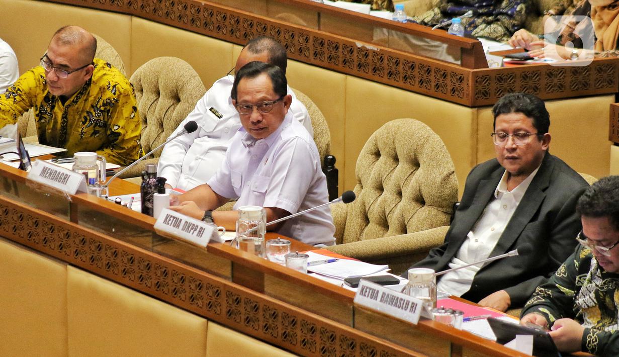 Menteri Dalam Negeri (Mendagri) Tito Karnavian (tengah), Wamendagri John Wempi Wetipo (kedua kiri), Ketua KPU Hasyim Asy'ari (kiri), Ketua DKPP Muhammad (kedua kanan), dan Ketua Bawaslu Rahmat Bagja (kanan) mengikuti rapat dengar pendapat dengan Komisi II DPR di Kompleks Parlemen, Senayan, Jakarta, Rabu (31/8/2022). Rapat tersebut membahas mengenai persiapan Pemilu 2024 dan persiapan Pemilu di Papua. (Liputan6.com/Angga Yuniar)