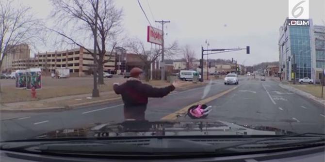 VIDEO: Pintu Tak Kencang, Bocah Terlempar dari Mobil
