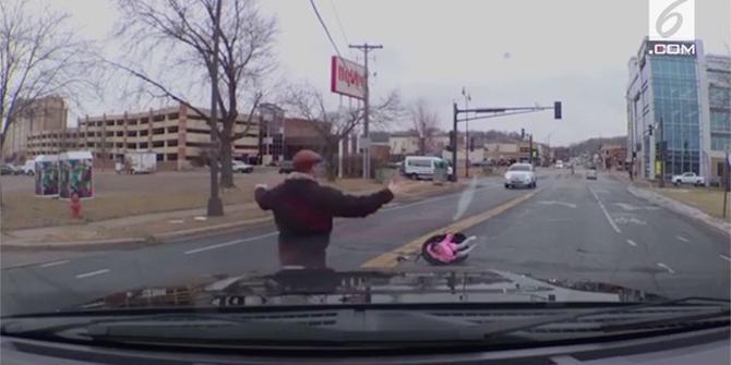 VIDEO: Pintu Tak Kencang, Bocah Terlempar dari Mobil