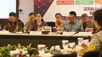 Menko PMK, Puan Maharani (kedua kiri) memimpin rapat persiapan Sea Games 2017 Kuala Lumpur di Kemenko PMK, Jakarta Pusat, Jumat (14/7). Rapat yang berlangsung tertutup itu turut dihadiri Menpora, Imam Nahrawi. (Liputan6.com/Angga Yuniar)