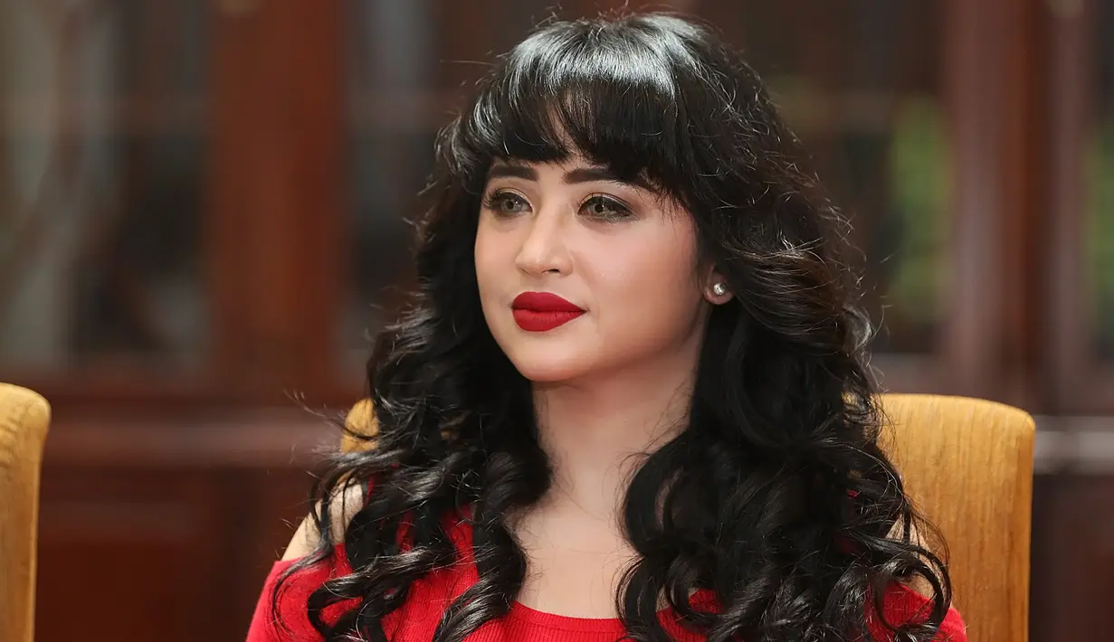 Dalam video itu, Dewi Perssik dan Angga sempat terlibat adu mulut dengan petugas dan masyarakat di sekitarnya. (Bambang E. Ros/Bintang.com)