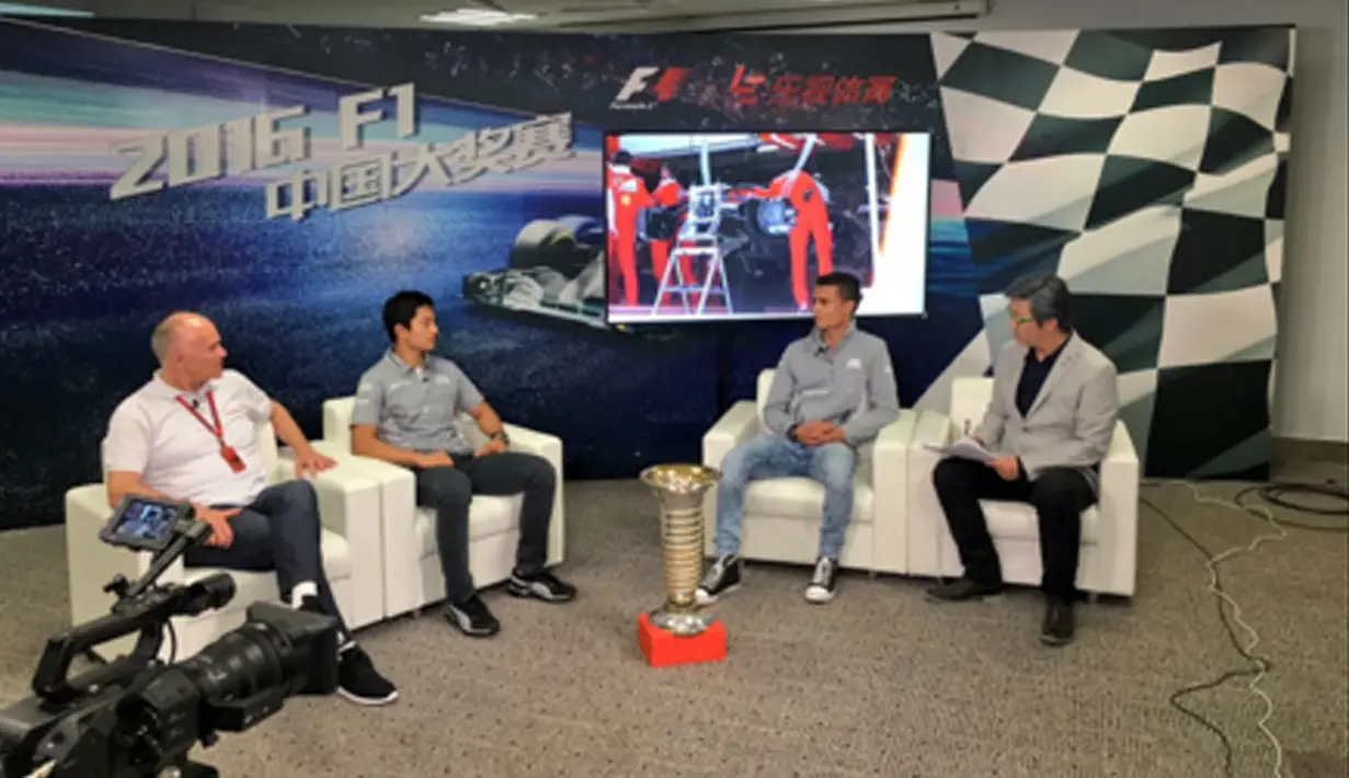 Rio Haryanto dan Pascal Wehrlein tampil dalam sebuah acara televisi China jelang balapan F1 GP China di Sirkuit Internasional Shanghai, China, (14/4/2016). (Bola.com/Twitter/Manorracing)