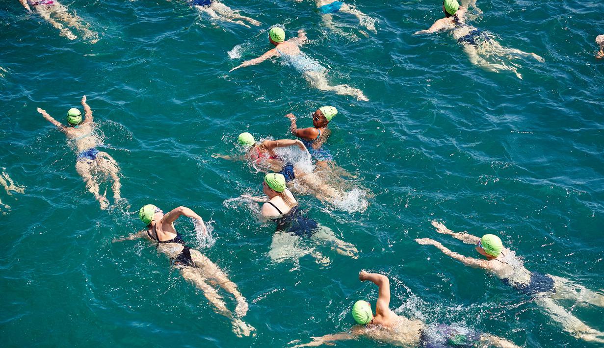Aksi ratusan peserta menyeberangi Danau Zurich saat berpartisipasi dalam perhelatan tahunan di Swiss, 5 Juli 2017. Dalam ajang tersebut, ribuan orang harus bersaing mengarungi Danau Zurich sejauh 1,5 kilometer. (AFP PHOTO / Michael Buholzer)