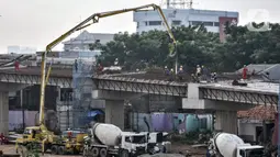 Aktivitas pekerja saat menyelesaikan proyek pembangunan Tol Becakayu seksi 1A di kawasan Pasar Gembrong, Jakarta, Selasa (14/7/2020). Masalah pembebasan lahan serta adanya pandemi COVID-19 membuat proyek pembangunan Tol Becakayu seksi 1A molor dari target Juli 2020. (merdeka.com/Iqbal S. Nugroho)