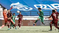 Penyerang PSS Sleman, Riki Dwi Saputro gagal mengelabui kiper Borneo FC, Gianluca Pandeynuwu dalam laga pekan ke-26 BRI Liga 1 2021/22, Minggu (20/2/2022) sore. (dok. PSS Sleman)