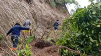 Sejumlah warga menerobos material longsor di Desa Rippung Mamasa (Foto: Liputan6.com/Istimewa)
