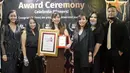 Chief People Officer DANA, Agustina Samara berfoto bersama jajarannya usai menerima penghargaan Best Executive Woman Award 2020 pada acara Gala Dinner Award Ceremony di Jakarta, Minggu (9/8/2020) malam. (Foto: Dok. Dana)
