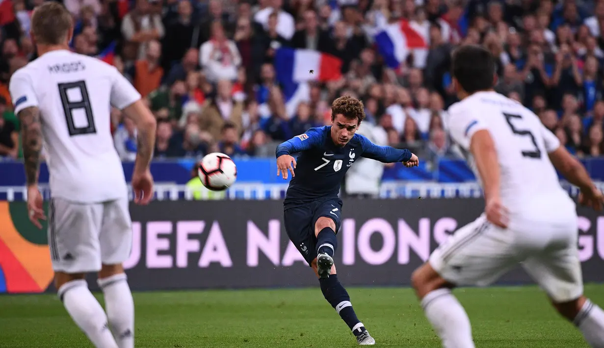 Penyerang Prancis, Antoine Griezmann menendang bola ke ke gawang Jerman pada laga UEFA Nations League di Stadion Stade de France, Paris, Selasa (16/10). Dua gol Griezmann membawa Prancis menaklukkan Jerman 2-1. (FRANCK FIFE/AFP)