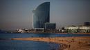 Orang-orang menikmati pantai di Barcelona, Spanyol, Rabu, (20/5/2020). Barcelona mengizinkan orang untuk berjalan di pantai Rabu, untuk pertama kalinya sejak dimulainya penutupan virus lebih dari dua bulan lalu. Berjemur dan berenang rekreasi masih tidak diizinkan. (AP Photo/Emilio Morenatti)