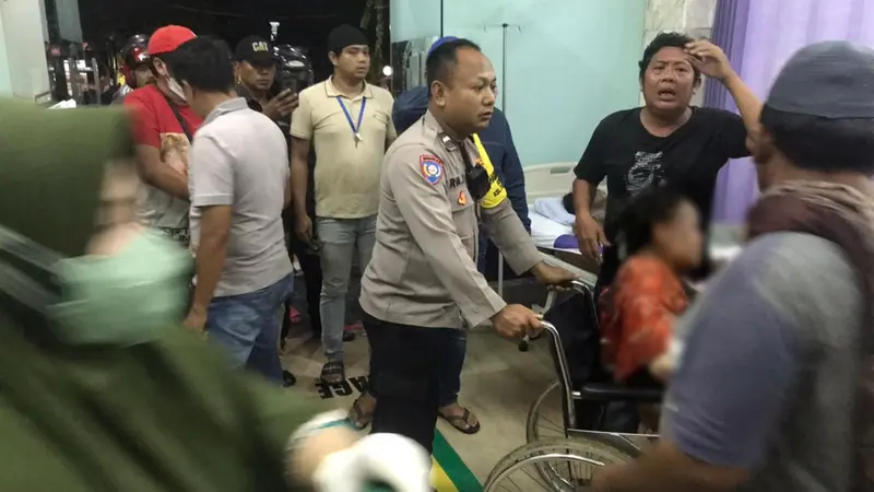 Sejumlah korban kebakaran Depo Pertamina Plumpang Jakarta Utara dibawa ke RSUD Koja