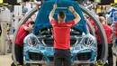 Karyawan bekerja merakit mobil sport Porsche 911 di pabrik Porsche di Stuttgart, Jerman (26/1). sebanyak 21 ribu karyawan akan mendapatkan bonus dengan nilai yang sama, yaitu 9.111 euro atau lebih dari Rp 130 juta. (AFP Photo/Thomas Kienzle)
