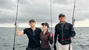 Gaya Prilly kali ini membuktikan bahwa meski sedang mancing di laut, penampilan tetap bisa on point. Ia sukses menyeimbangkan gaya dan fungsi, memperlihatkan bahwa look sporty pun bisa tampil modis saat dipadupadankan dengan tepat.  [@prillylatuconsina96].