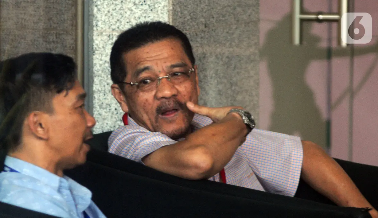 Mantan Menteri Dalam Negeri (Mendagri) Gamawan Fauzi  berada di ruang tunggu sebelum menjalani pemeriksaan di Gedung KPK, Jakarta, Senin (18/11/2019). Gamawan Fauzi  diperiksa dalam kasus dugaan korupsi pembangunan empat kampus IPDN di Sulawesi Selatan dan Sulawesi Utara. (merdeka.com/Dwi Narwoko)