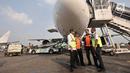 Menteri Perhubungan (Menhub) Budi Karya Sumadi (kiri) berbincang dengan Dirut Angkasa Pura II Muhammad Awaludin (dua kanan) saat meninjau pelayanan arus mudik di Bandara Halim Perdanakusuma, Jakarta, Senin (11/6). (Merdeka.com/Iqbal Nugroho)