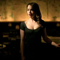 Pesona Emilia Clarke yang membuat mata lelaki tak sanggup berpaling (via myhit.comuv.com)