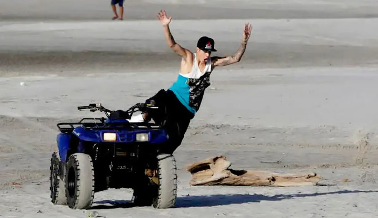 Justin sangat menikmati waktu liburannya di Panama. Tampak Justin meloncat dari motor yang sedang dikendarainya (REUTERS/Carlos Jasso)