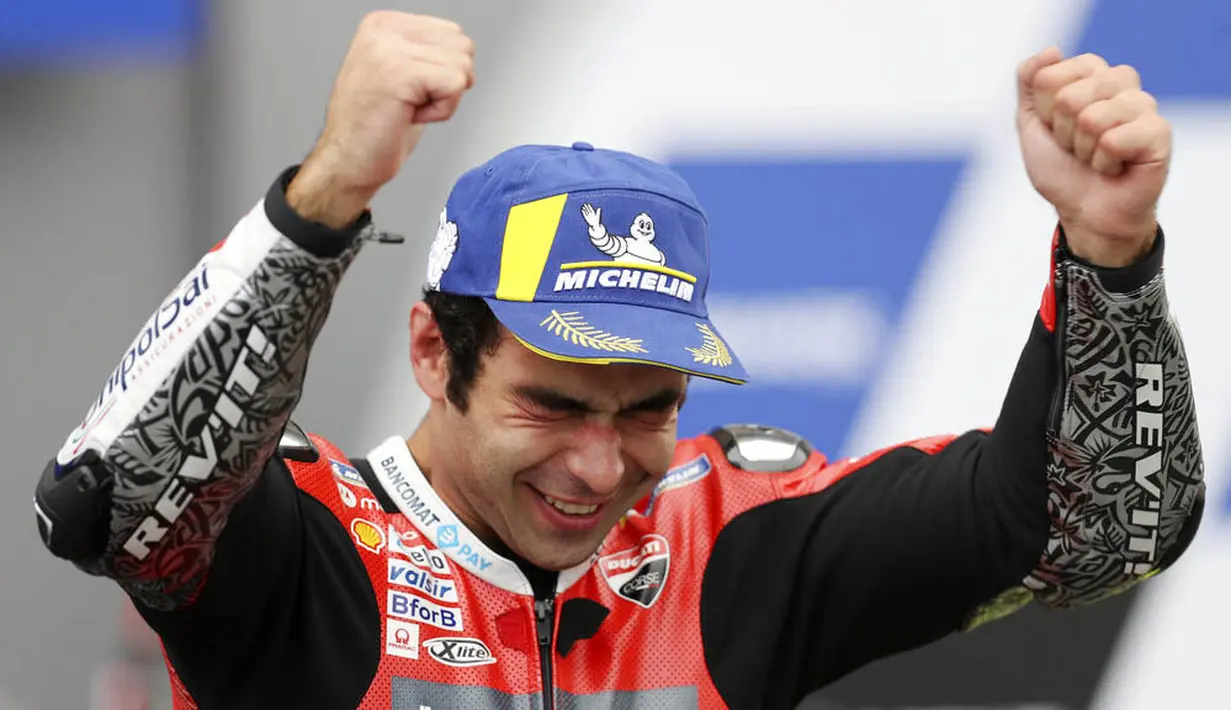 Pembalap Ducati, Danilo Petrucci, melakukan selebrasi usai menjuarai balapan MotoGP Prancis di Le Mans, Minggu (11/10/2020). Petrucci finis pertama dengan catatan waktu 45 menit 54,736 detik. (AP Photo/David Vincent)