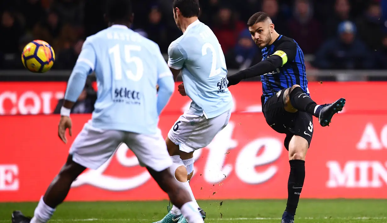 Striker Inter Milan, Mauro Icardi, melepaskan tendangan ke gawang Lazio pada laga Serie A, Italia di Stadion Giuseppe Meazza, Milan, Sabtu (30/12/2017). Inter Milan ditahan imbang 0-0 oleh Lazio. (AFP/Marco Bertorello)