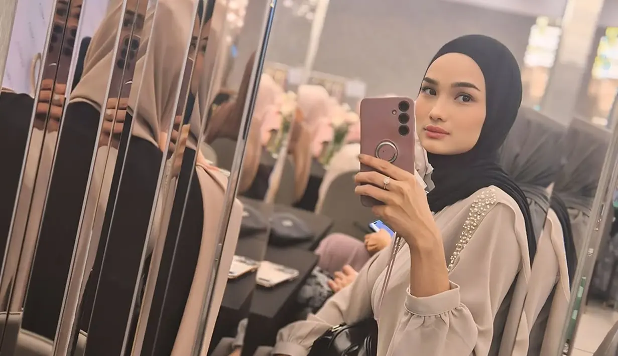 Pakai hijab ketika hadiri kajian beberapa waktu lalu, penampilan berbeda Faby Marcelia bikin pangling. Artis berusia 29 tahun ini memadukan gamis warna abu-abu dengan jilbab pashmina warna hitam. Bukan kali pertama, pada November 2024 lalu, Faby juga pernah bagikan potret dirinya pakai hijab. Kesehariannya tampil tanpa hijab, Faby dengan penampilan tertutup makin anggun. (Liputan6.com/IG/@fabymarcelia)