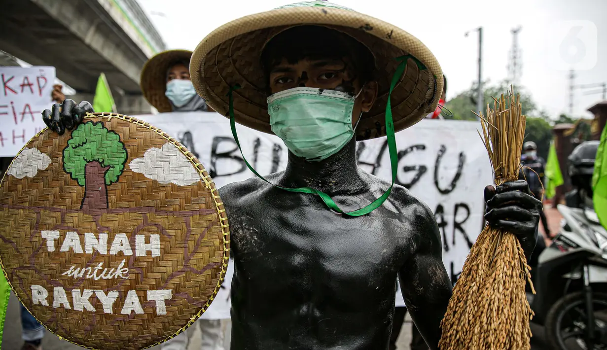 Massa yang tergabung dalam Rukun Tani Sumberejo Pakel melakukan aksi di depan Mabes Polri, Jakarta, Kamis (17/6/2021). Massa meminta negara hadir dalam pemenuhan hak atas ruang hidup terkait perampasan oleh PT Bumi Sari. (Liputan6.com/Faizal Fanani)