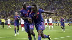 Bek Kolombia, Yerry Mina, merayakan gol ke gawang Polandia pada laga grup H Piala Dunia di Kazan Arena, Kazan, Minggu (24/6/2018). Kolombia menang 3-0 atas Polandia. (AP/Thanassis Stavrakis)
