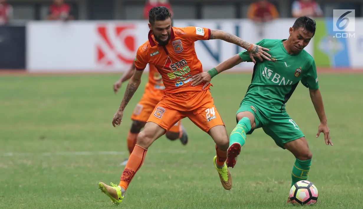  Bek Borneo FC, Diego Michiels (kiri) berebut bola dengan pemain Bhayangkara FC, Alsan Putra M Sanda pada lanjutan Liga 1 Indonesia di Stadion Patriot Candrabhaga, Bekasi, Rabu (20/9). Laga dimenangkan Bhayangkara FC 2-1. (Liputan6.com/Helmi Fithriansyah)