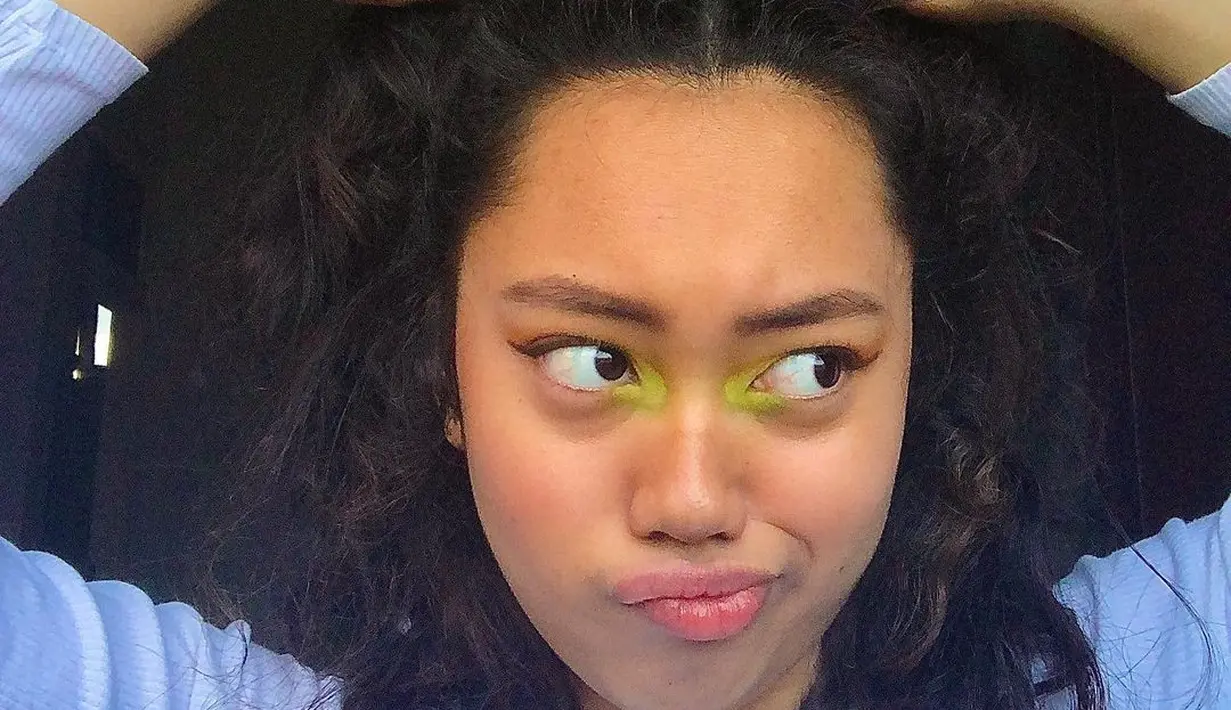 Tampilannya begitu seru dan menyenangkan. Terlihat dari gaya makeup yang menghadirkan warna tak biasa namun tetap unik saat dikenakan. (Foto: Instagram/ Nayyara Sudiro).
