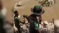 Potret TNI Angkat Ember demi Bangun Jembatan di Tapanuli Tengah