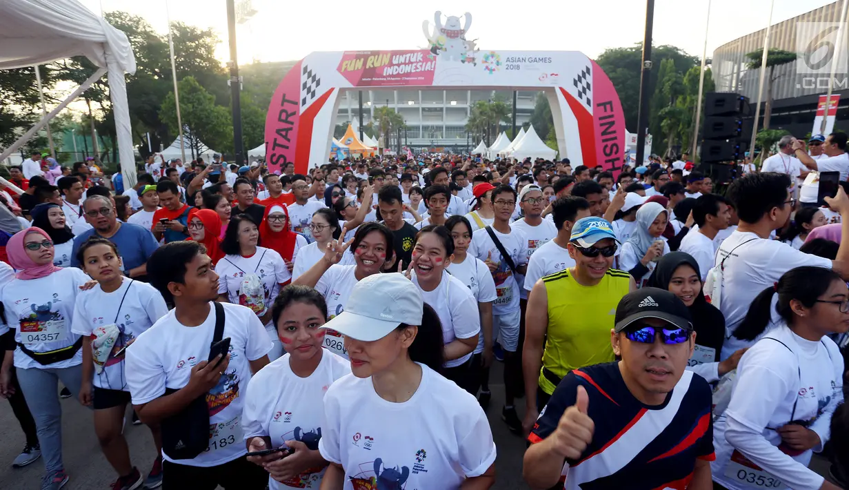 Para peserta Fun Run menyemarakan Asian Games 2018 di Plaza Barat Senayan, Jakarta, Minggu (1/7). Acara Fun Run diikuti 5.000 pelari di Jakarta dan 2.000 orang pelari di Palembang. (Liputan6.com/Johan Tallo)