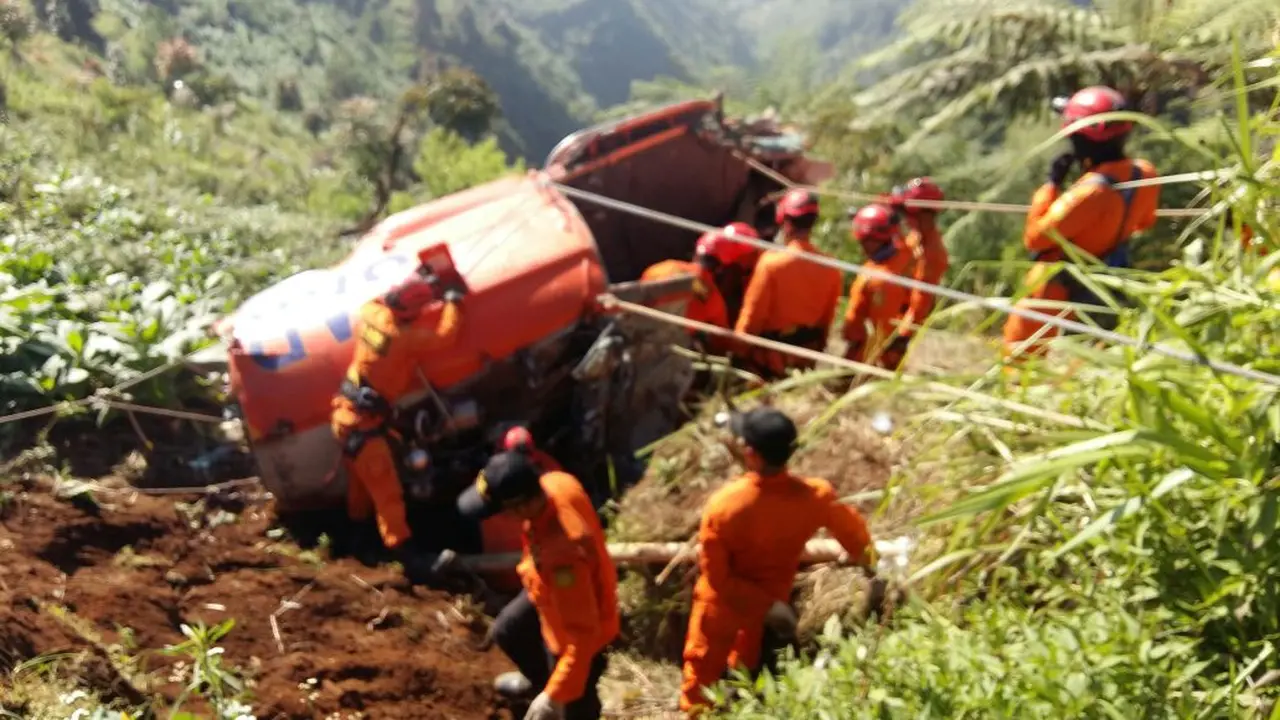 Kado Gubernur Ganjar untuk Ibunda Korban Tewas Heli Basarnas 