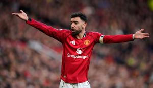Bruno Fernandes dari Manchester United bereaksi selama pertandingan Liga Inggris antara Manchester United dan Fulham di Manchester, Inggris, Minggu, 1 Februari 2026. (AP Photo/Dave Thompson)