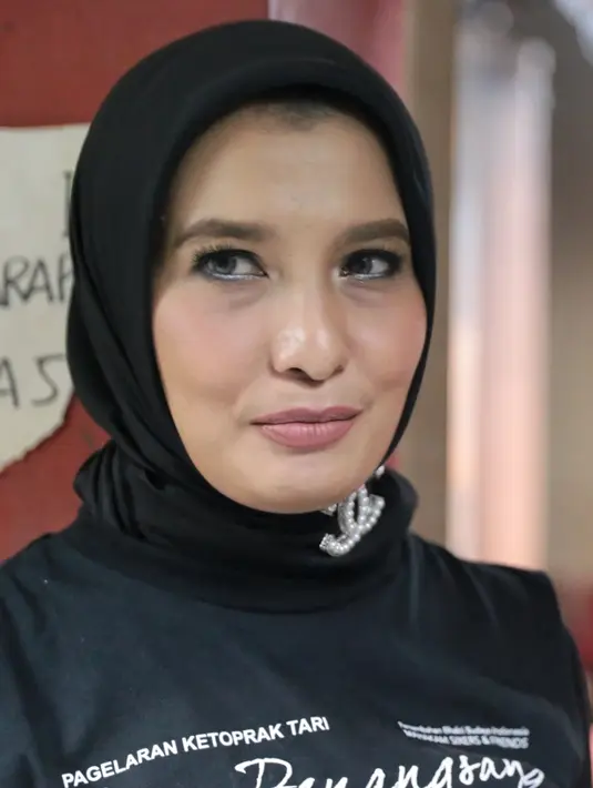 “Kalau dari negatifnya, ya orang bicara mengenai hal itu (Alexis) dan membuat anak-anak menjadi tahu hal tersebut," tambah Arzetti saat ditemui di kawasan Senen, Jakarta Pusat, Jumat (3/11/2017). (Adrian Putra/Bintang.com)