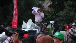 Dalam aksinya ini, massa menuntut Presiden Susilo Bambang Yudhoyono segera mengadukan mafia migas Hatta Radjasa dan Muhammad Riza Chalid ke KPK, Jakarta, Selasa (10/6/14). (Liputan6.com/Andrian M Tunay)