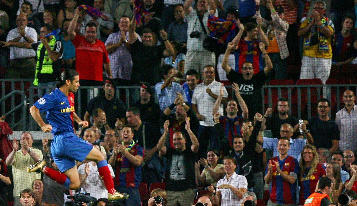 Bek Barcelona, Rafael Marquez, merayakan gol yang dicetaknya ke gawang Sporting Lisbon, pada Liga Champions di Camp Nou, Selasa (16/9/2008). Eks bintang Barcelona ini mendapat sanksi dari Departemen Keuangan AS karena kasus narkoba. (AFP/Josep Lago)