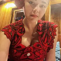 Amanda Manopo memakai blouse brokad merah dengan mawar merekah (IG: @amandamanopo)