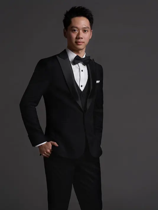 Cowok kelahiran 24 tahun silam ini makin terlihat tampan dan berwibawa ketika mengenakan pakaian formal. Biasanya, pakaian formal ia kenakan ketika ada pemotretan khusus, acara formal, dan pertemuan dengan pihak-pihak penting. (Liputan6.com/IG/@kevin_sanjaya)