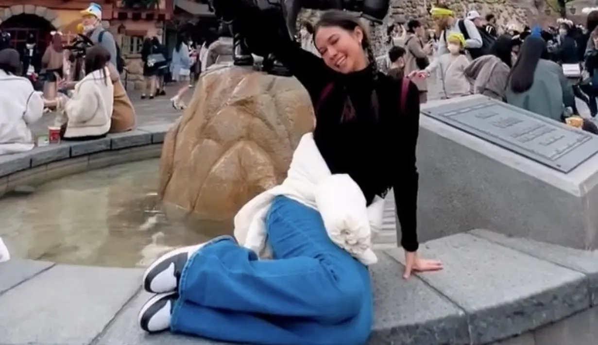 Ia juga mengenakan dengan atasan turtleneck hitam lengan panjang yang dipadukan celana denim panjang dan sneakers. [Instagram/@Yukikt]