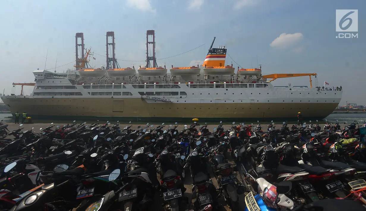 Penampakan sepeda motor pemudik saat mengikuti mudik gratis Kementerian Perhubungan di Pelabuhan Tanjung Priok, Jakarta, Rabu (13/6). Selain 11.938 pemudik, Kemenhub juga memberi kuota gratis kepada 5.555 sepeda motor. (Merdeka.com/Imam Buhori)