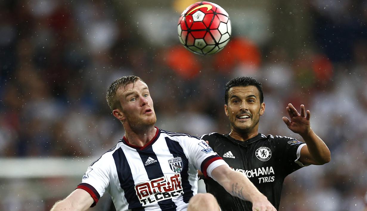 Pedro. Striker yang didatangkan Chelsea dari Barcelona pada 2015/2016 ini langsung mencetak gol di laga debutnya di pekan ke-3 Liga Inggris saat jumpa tuan rumah WBA, 23 Agustus 2015. Ia membuka keunggulan 1-0 The Blues pada menit ke-20. Hasil akhir Chelsea menang 3-2. (Foto: AFP/Justin Tallis)