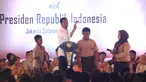 Presiden Joko Widodo (Jokowi) berdialog dengan siswa saat penyerahan Kartu Indonesia Pintar (KIP) di SLB Negeri Pembina, Jakarta, Rabu (6/3). Jokowi membagikan 3.300 KIP untuk pelajar di wilayah Jakarta Selatan. (Liputan6.com/Angga Yuniar)