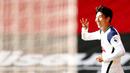 Pemain Tottenham Hotspur Son Heung-min melakukan selebrasi usai mencetak gol ke gawang Southampton pada pertandingan Liga Premier Inggris di Stadion St. Mary, Southampton, Inggris, Minggu (20/9/2020). Tottenham menekuk Southampton 5-2, Son Heung-min menyumbang empat gol. (Andrew Boyers/Pool via AP)